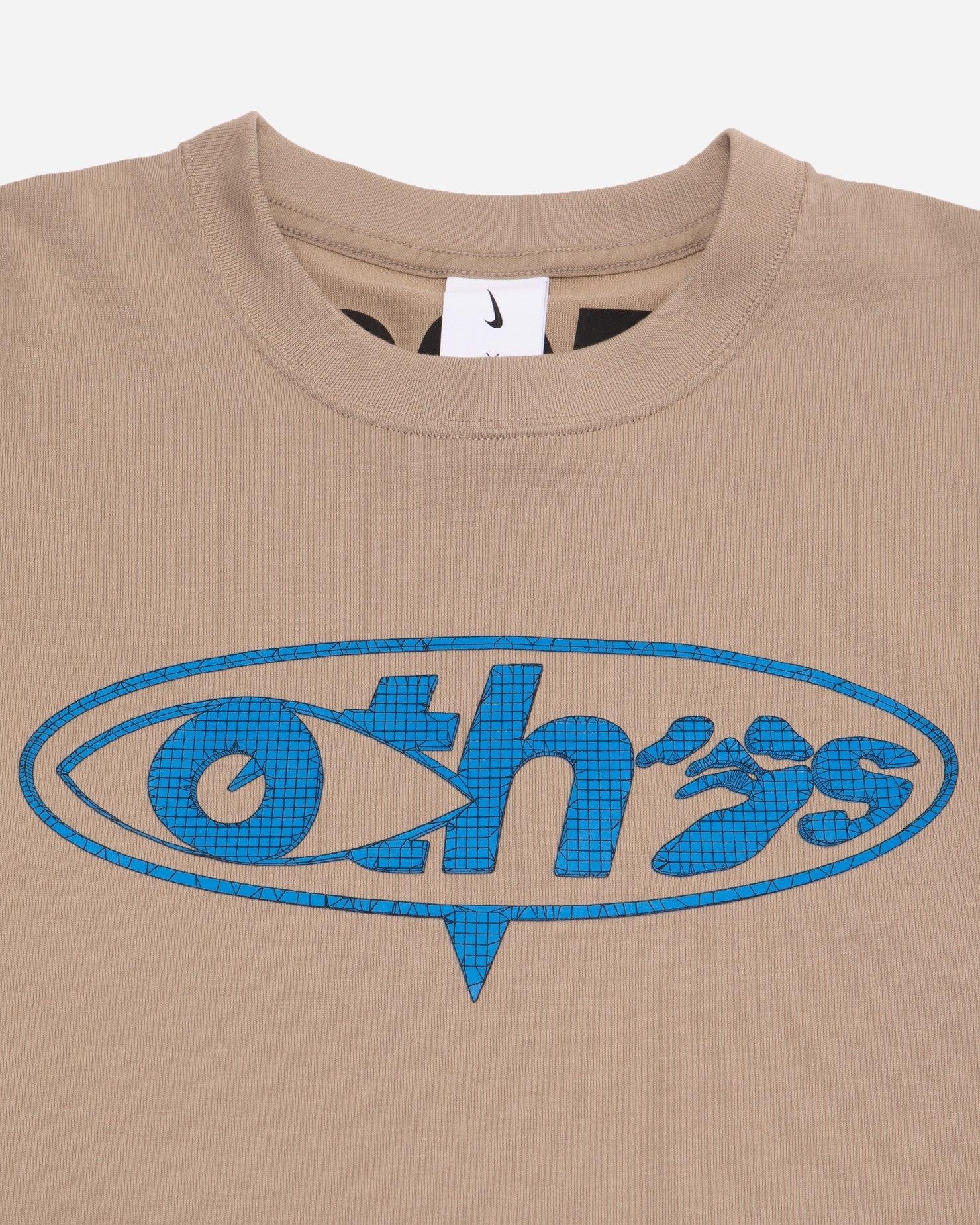 Bej tshirt üzerinde mavi çizgili Othss marka grafik baskı ve Nike etiketli