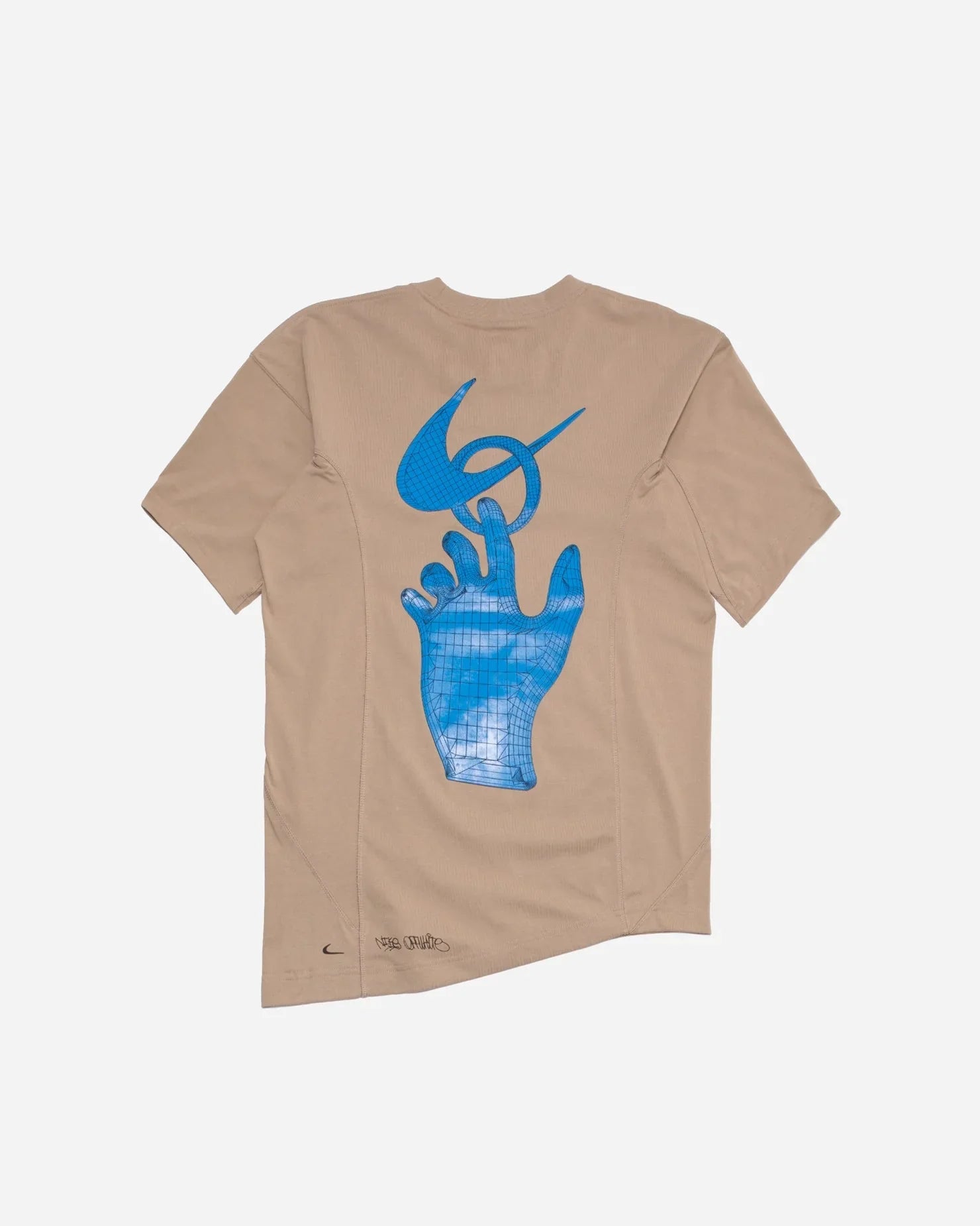 Bej Nike tişört, arka yüzeyde mavi 3D el ve Nike logosu grafik tasarımla