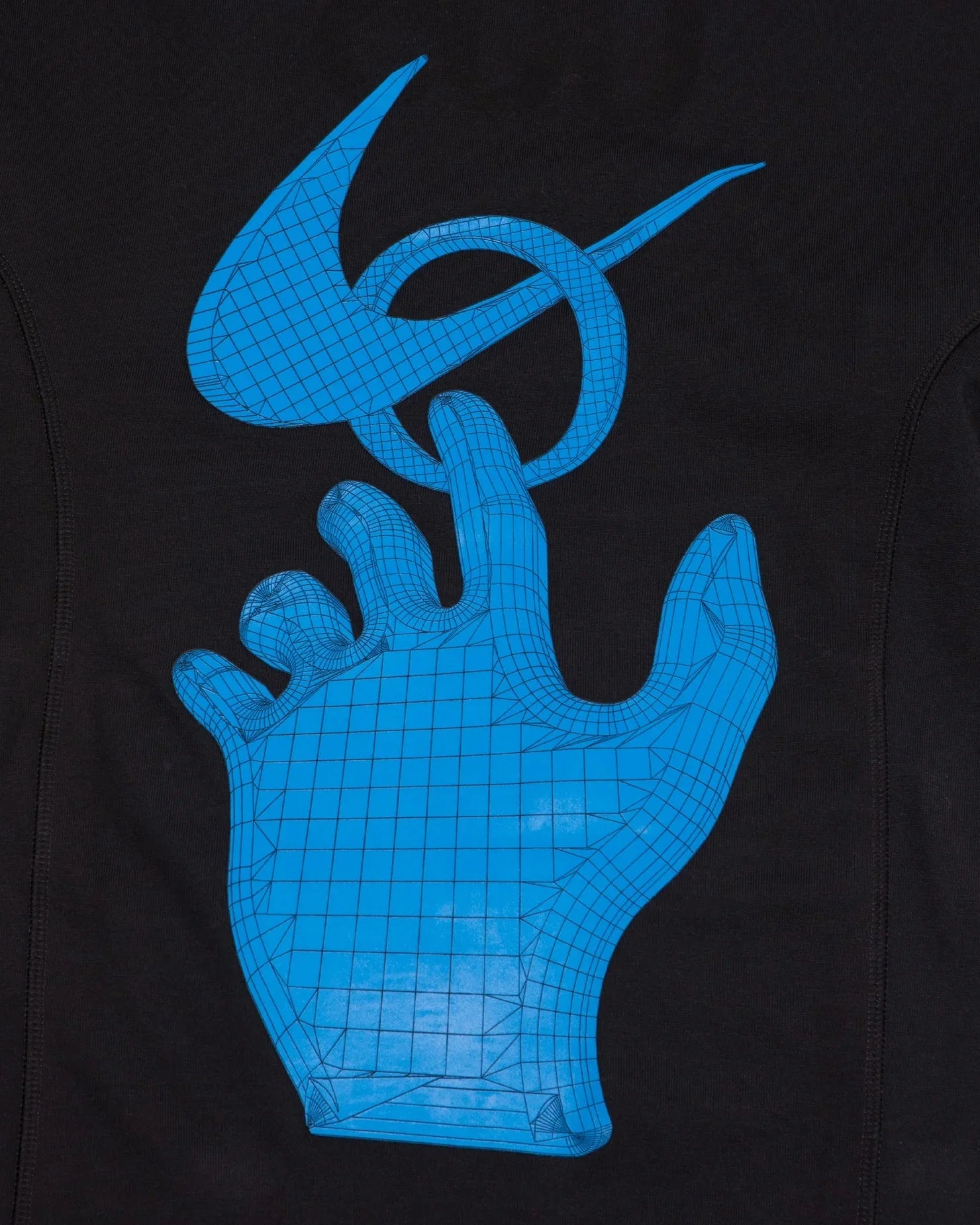 Nike marka siyah tişört üzerinde mavi 3D efektli elle tutulan Nike logosu desenli tasarım