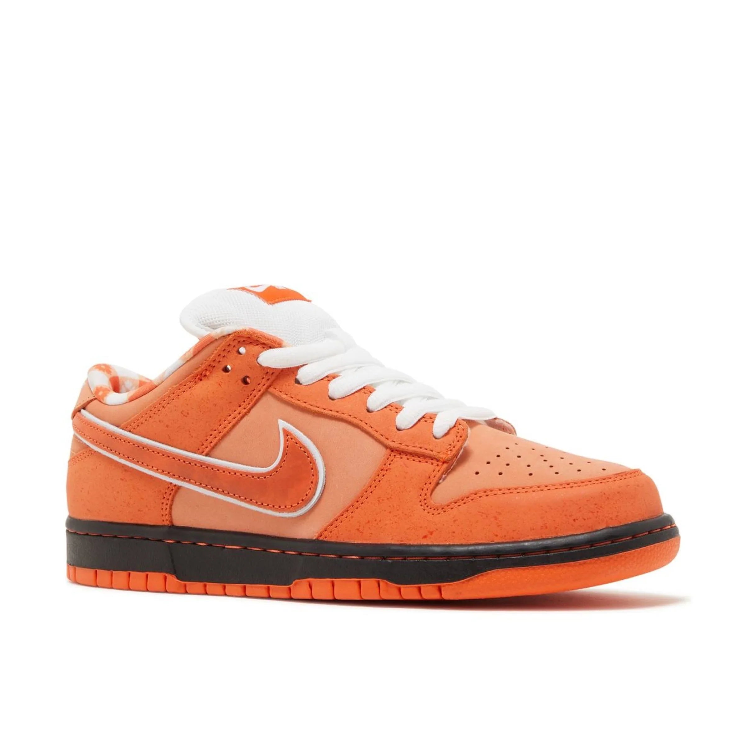 Nike markalı turuncu ve siyah renkli, beyaz bağcıklı sneakers ayakkabı