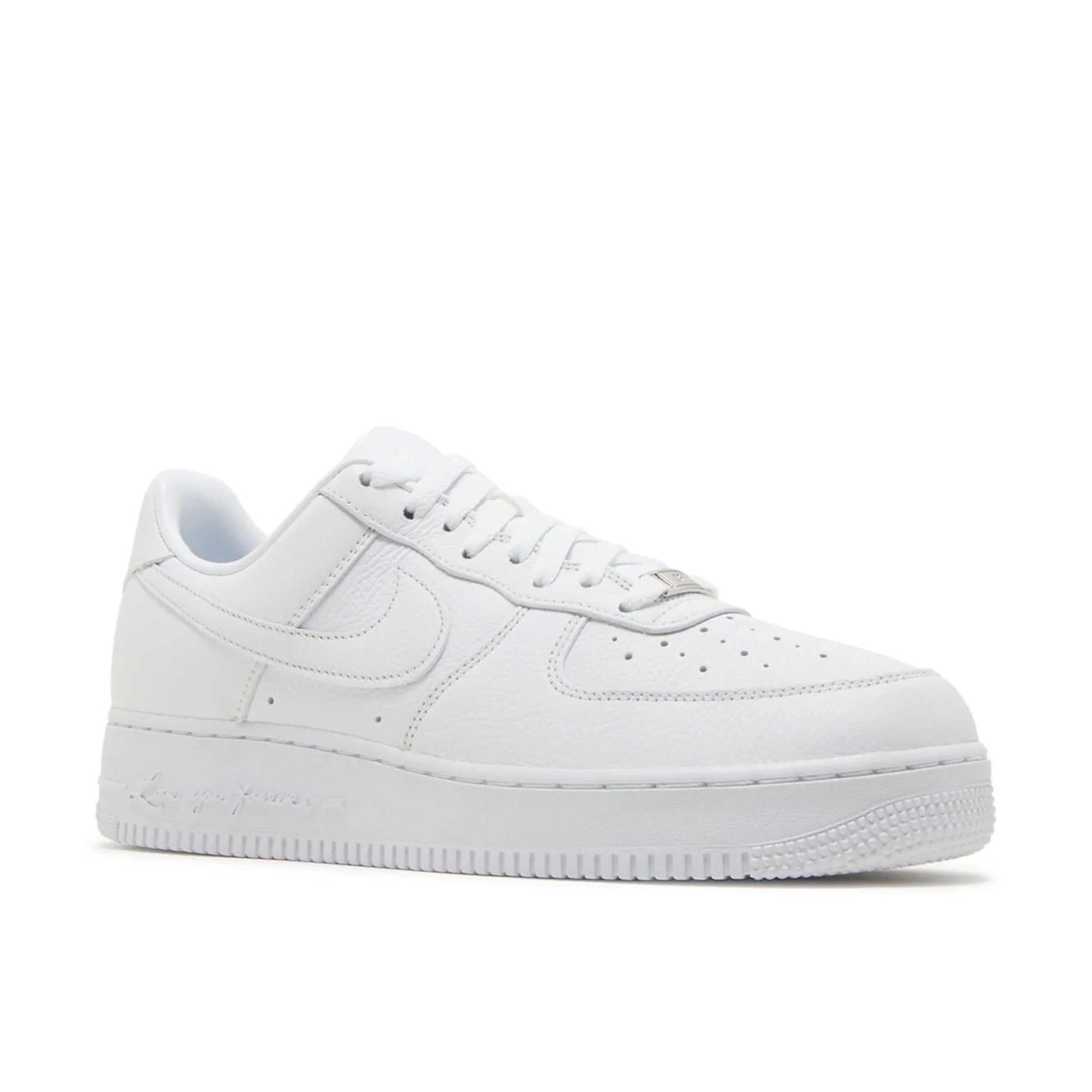 Nike beyaz deri Air Force 1 klasik sneaker, yan tarafında ikonik Swoosh logosu