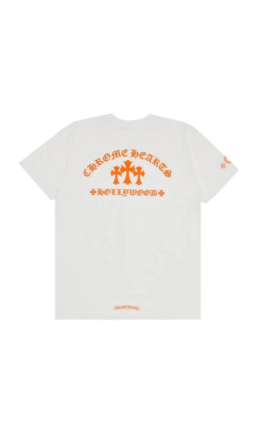Beyaz arka planda turuncu Chrome Hearts Hollywood yazılı ve haç simgeleri bulunan marka tasarımı tişört