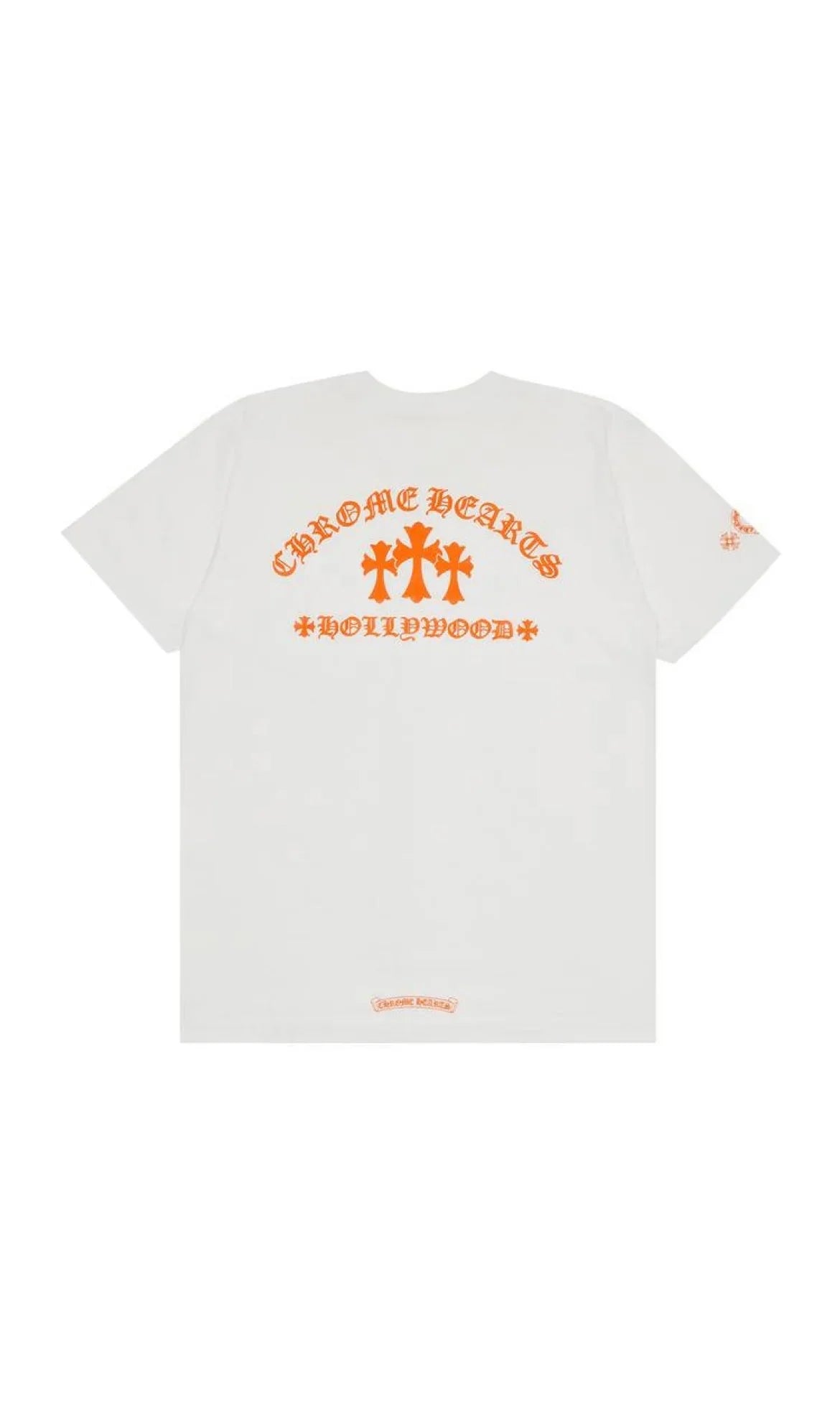 Beyaz arka planda turuncu Chrome Hearts Hollywood yazılı ve haç simgeleri bulunan marka tasarımı tişört