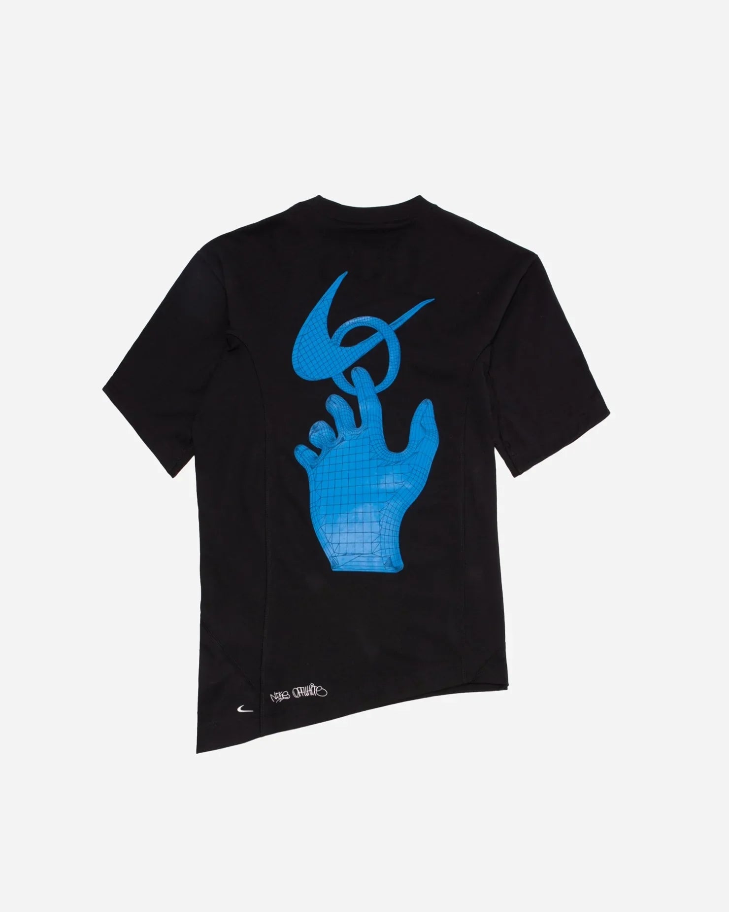 Nike siyah T-shirt, arkada mavi sanat el ve Nike logosu, alt köşede küçük Nike işareti