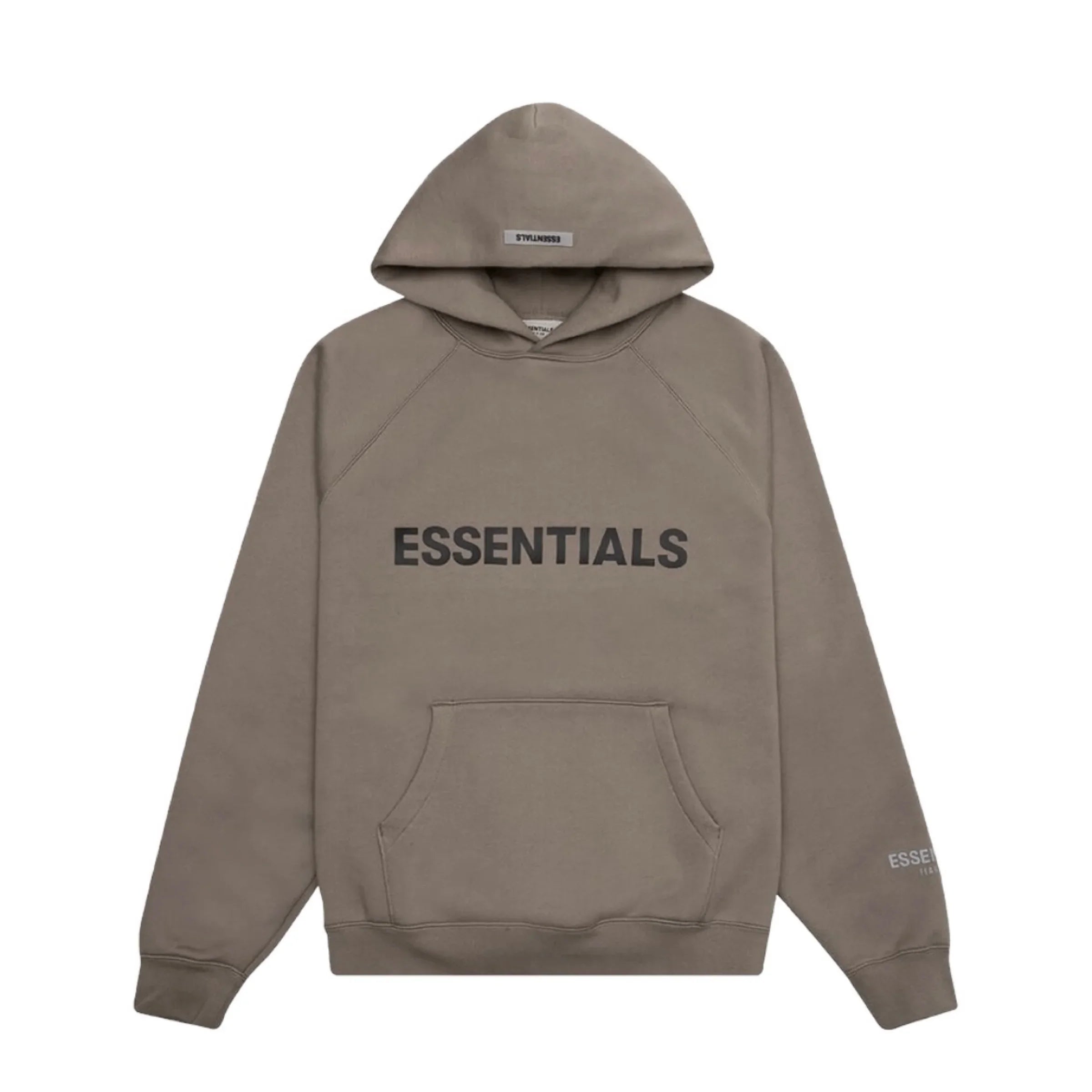 Essentials markalı bej kapüşonlu sweatshirt, önünde büyük yazılı logo ve kanguru cep
