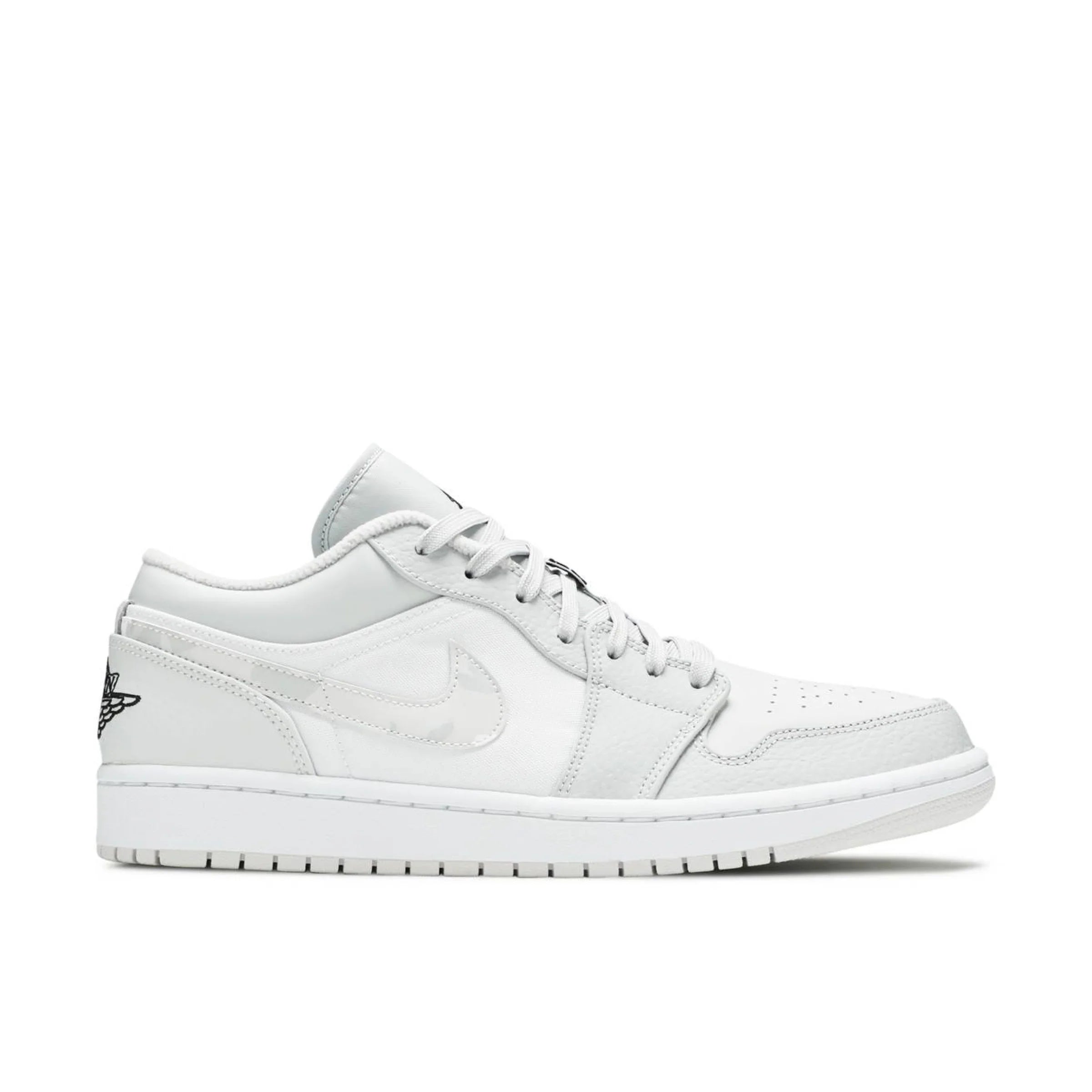 Nike Air Jordan 1 Low beyaz deri sneaker, siyah kanat logosu, şık spor ayakkabı