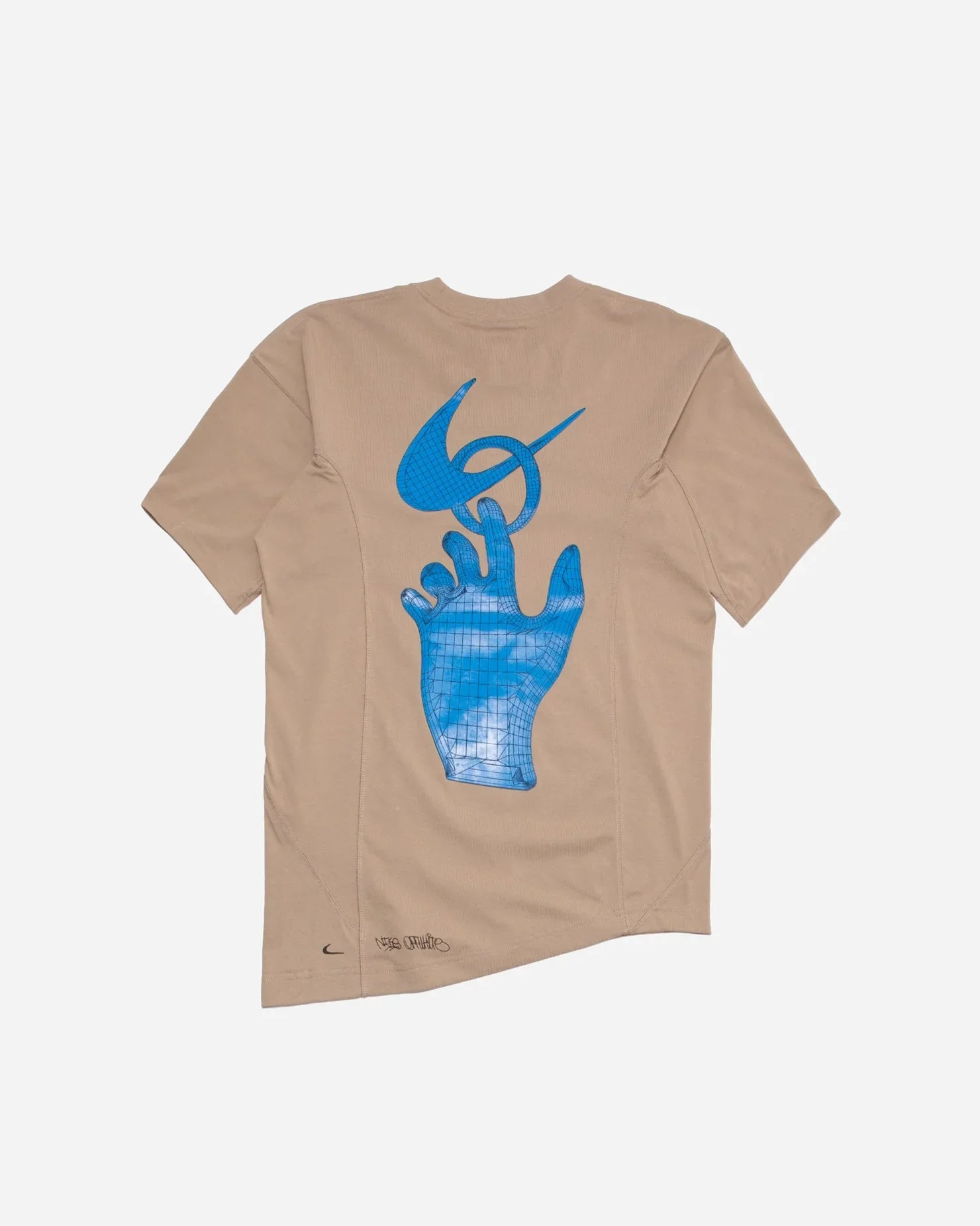 Nike marka bej renk kısa kollu tişört, sırtında mavi 3D el ve Nike logosu desenli