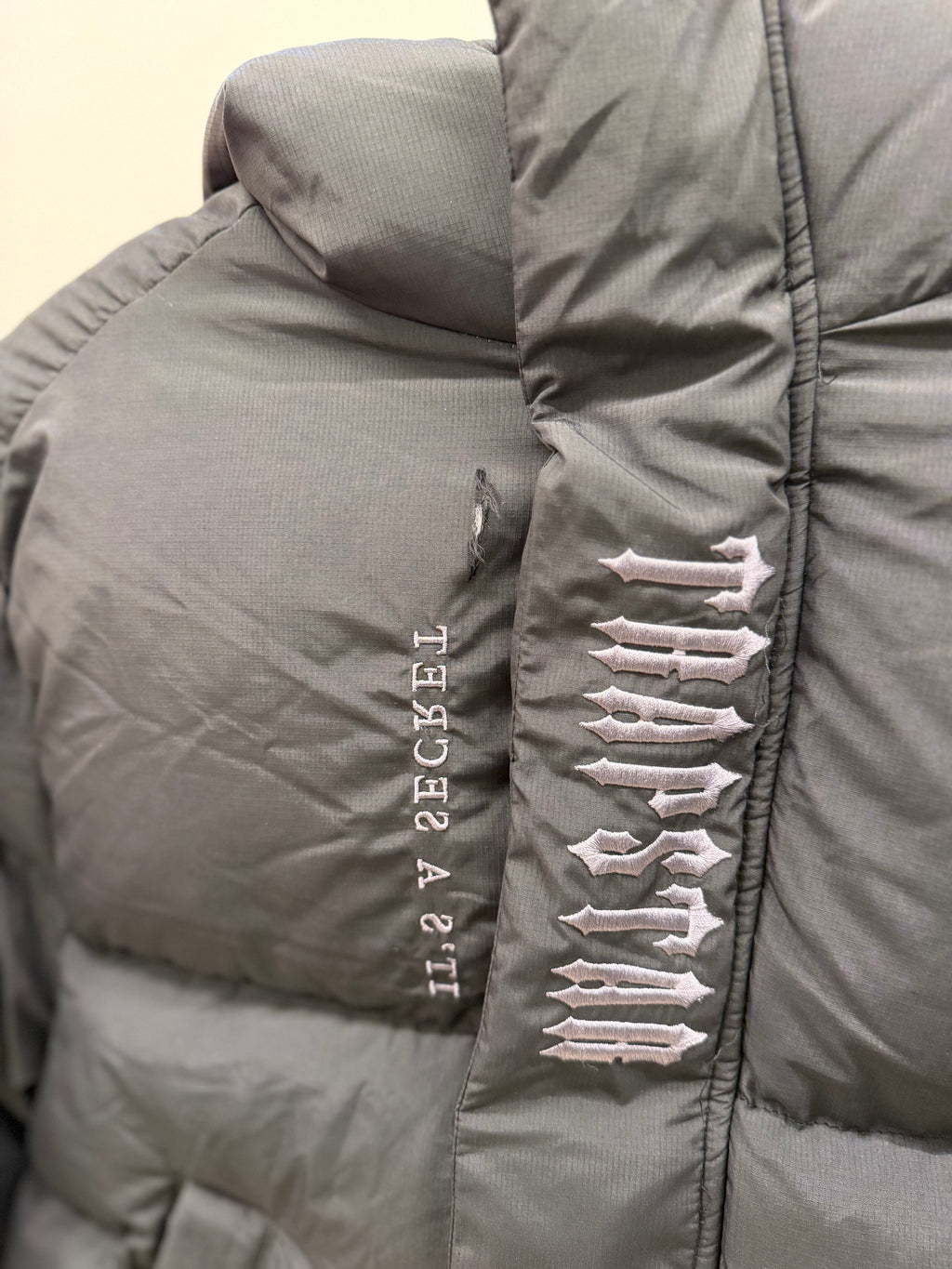 *DEFECTIVE PRODUCT (There is a zipper defect or a minor tear) ALL SALES ARE FINAL RETURN NOT ACCEPTED* Trapstar S