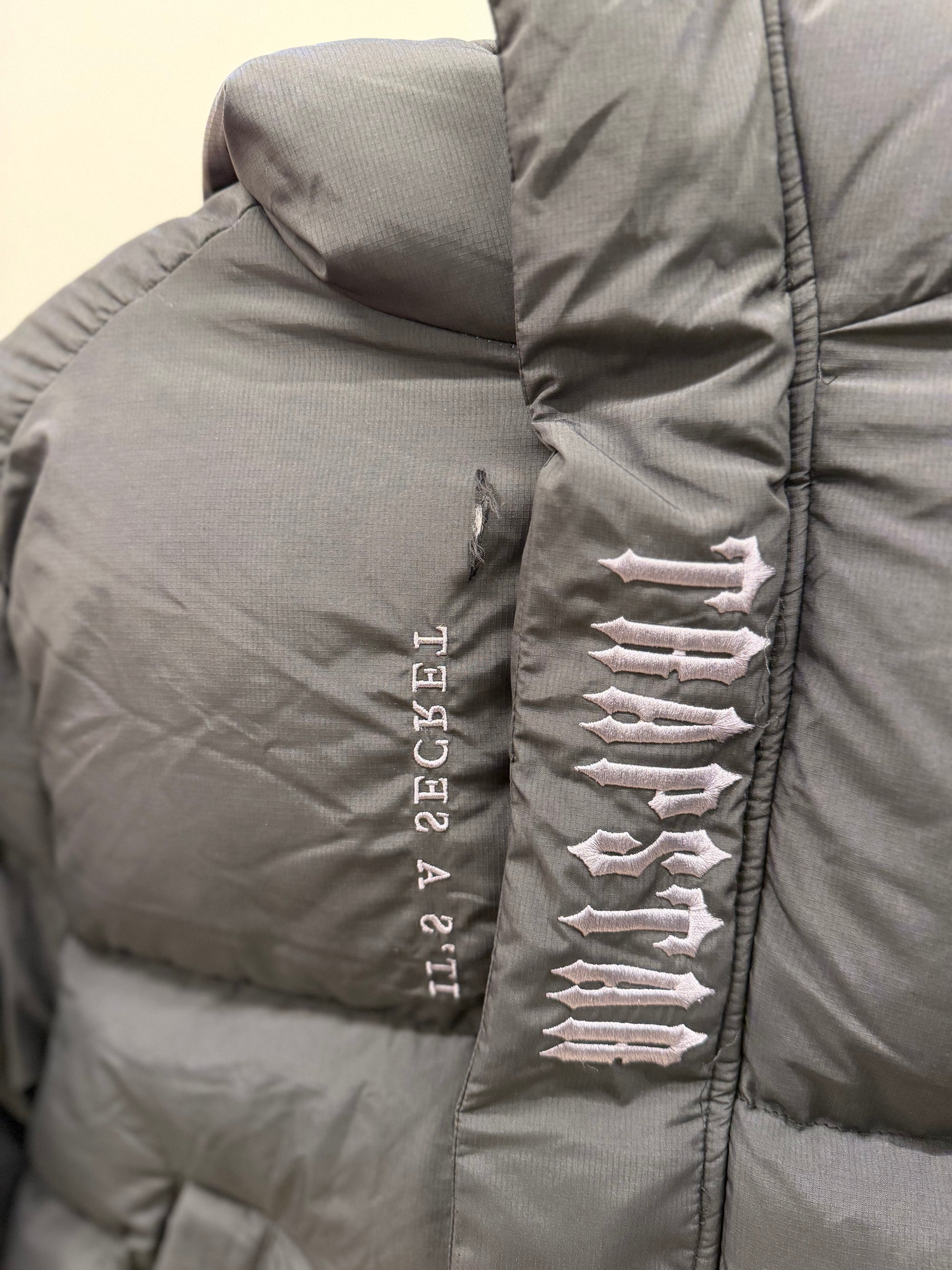 *DEFECTIVE PRODUCT (There is a zipper defect or a minor tear) ALL SALES ARE FINAL RETURN NOT ACCEPTED* Trapstar S