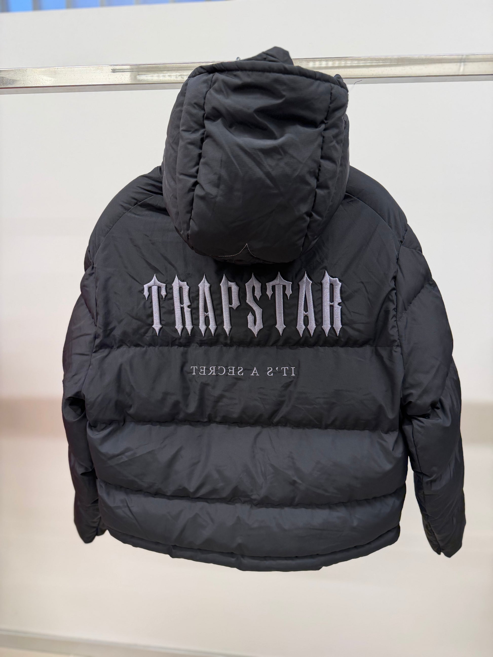 *DEFECTIVE PRODUCT (There is a zipper defect or a minor tear) ALL SALES ARE FINAL RETURN NOT ACCEPTED* Trapstar S