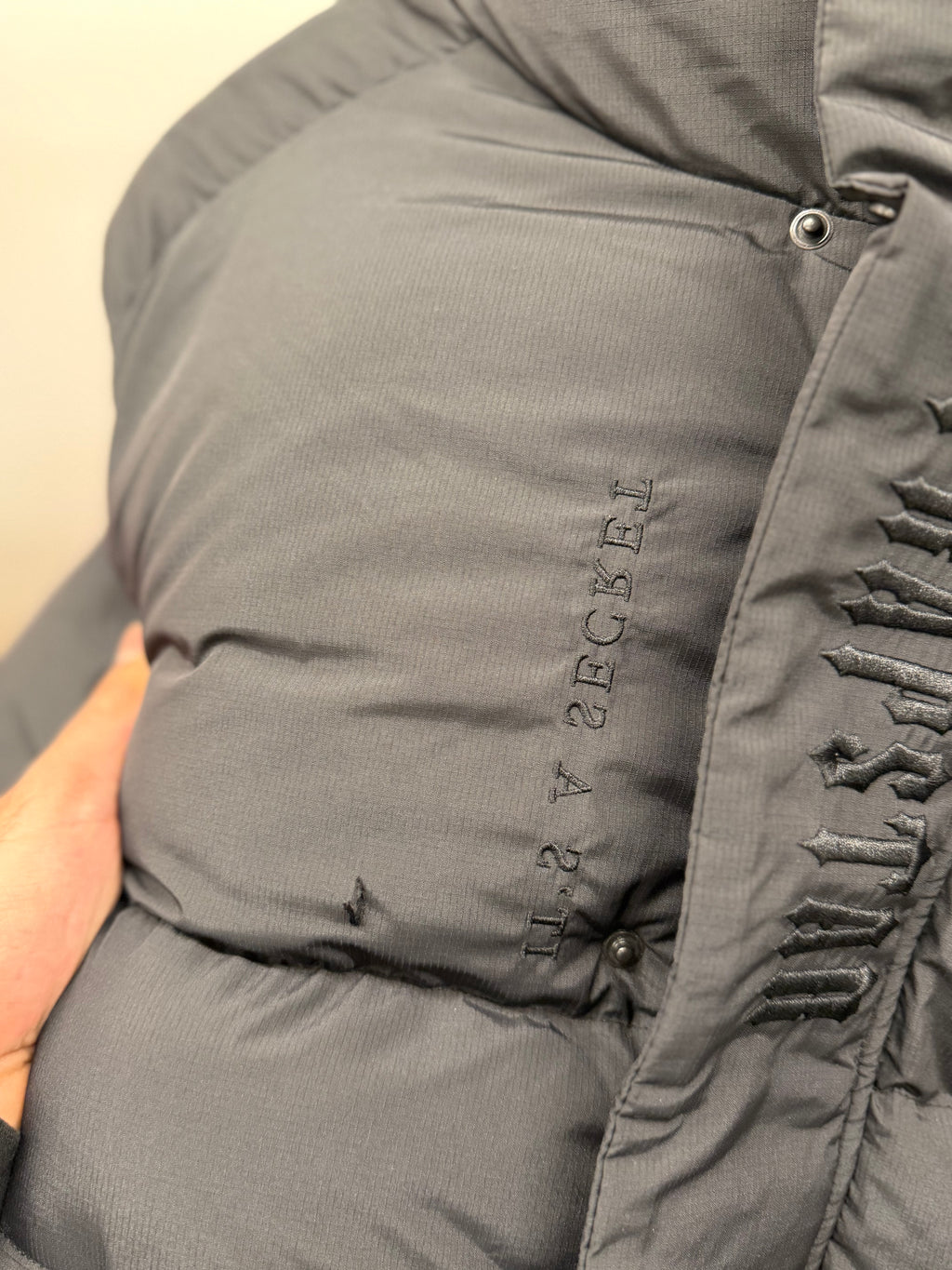 *DEFECTIVE PRODUCT (There is a zipper defect or a minor tear) ALL SALES ARE FINAL RETURN NOT ACCEPTED* Trapstar M