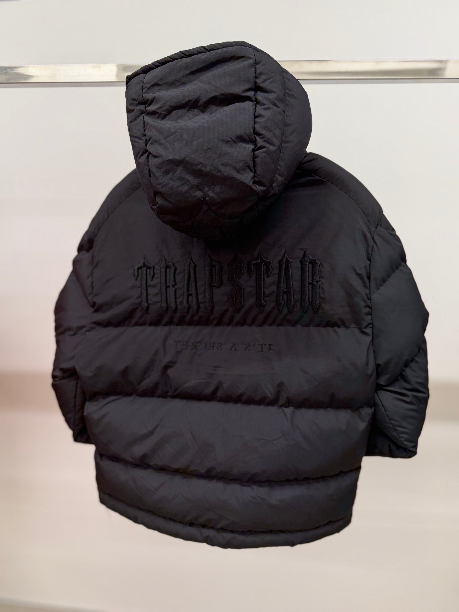 *DEFECTIVE PRODUCT (There is a zipper defect or a minor tear) ALL SALES ARE FINAL RETURN NOT ACCEPTED* Trapstar M