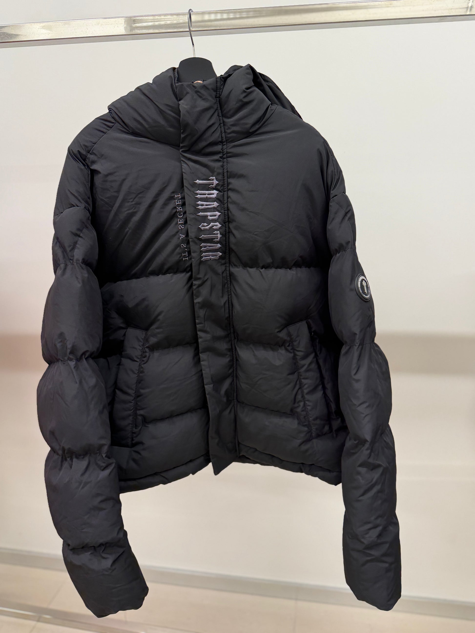 *DEFECTIVE PRODUCT (There is a zipper defect or a minor tear) ALL SALES ARE FINAL RETURN NOT ACCEPTED* Trapstar XXXL