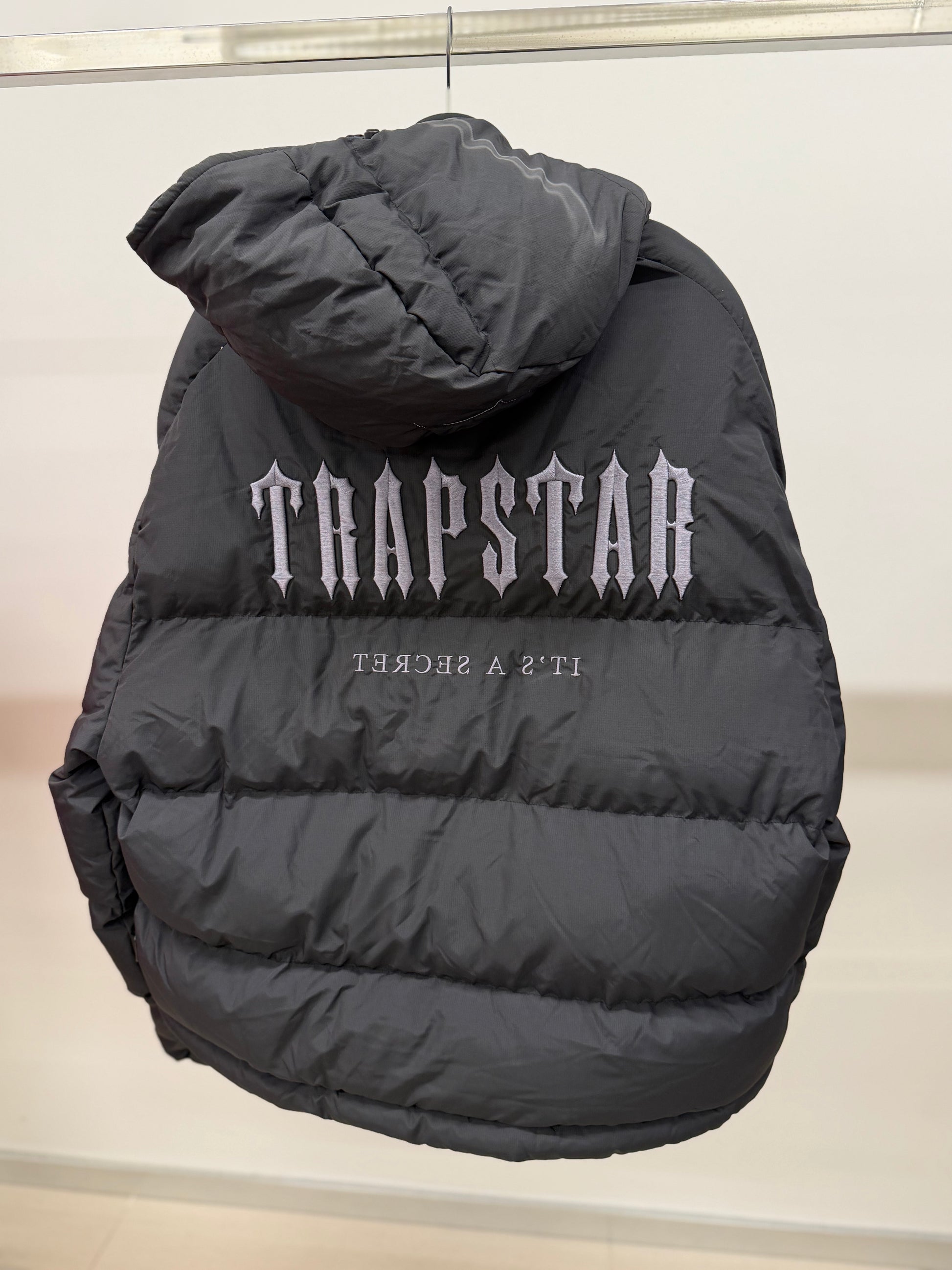 *DEFECTIVE PRODUCT (There is a zipper defect or a minor tear) ALL SALES ARE FINAL RETURN NOT ACCEPTED* Trapstar XXXL